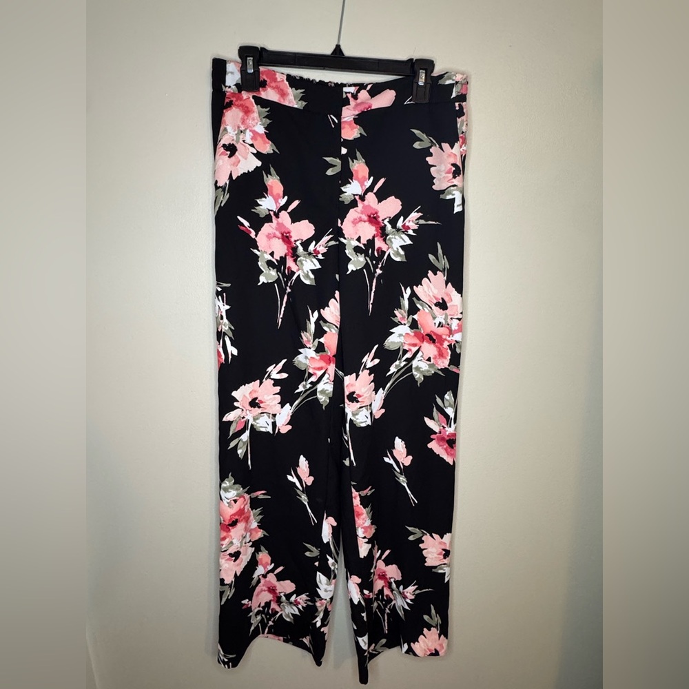 White House Black Market The Wide Leg Black Floral Pants Size 6